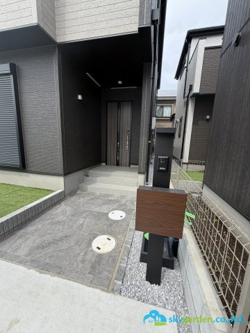 平塚市豊田宮下3期　新築戸建　全2棟2号棟の玄関