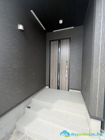 平塚市豊田宮下3期　新築戸建　全2棟2号棟の玄関