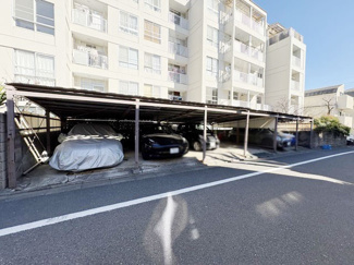 【駐車場】 | マンションの駐車場スペース。空きの有無や駐車料金、サイズ規定などについては、改めてお問い合わせください。～即日のご見学可能～　お問合せはお気軽にどうぞ。