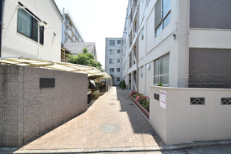 【エントランス】 | お客様を、そして住人を出迎えてくれるマンションのエントランス。ゴミが落ちていないことからも、管理状態の良さや住民の節度の高さが見て取れます。～即日のご見学可能～　お問合せはお気軽にどうぞ。