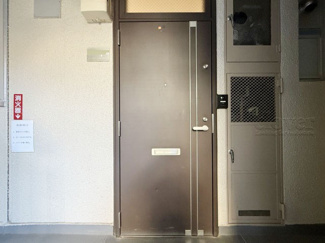 【その他共用部分】 | ダブルロック式の玄関ドアが皆様をお出迎え。お部屋のセキュリティの観点からも、うれしい設備ですね。玄関の色もシックで良い感じです。～即日のご見学可能～　お問合せはお気軽にどうぞ。