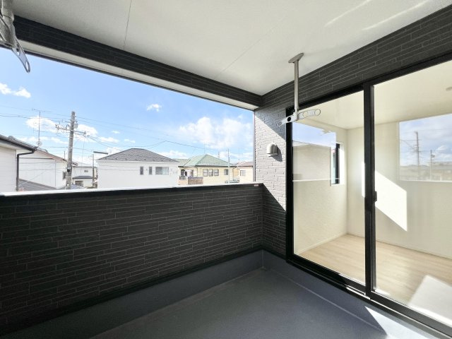 磐田市豊岡　のバルコニー|屋根があるので急な雨で洗濯物が濡れてしまうのを防げたり、強い日差しからお洗濯ものを守ってくれそうですね。