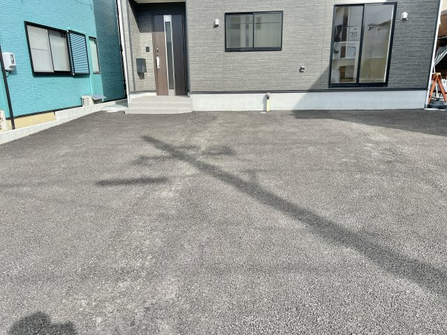 磐田市豊岡　の駐車場|お車は並列3台以上駐車可能！ゆとりを持って出し入れができます！