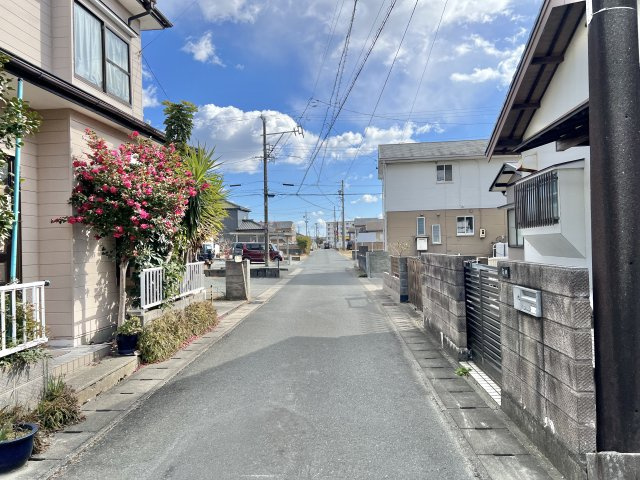 磐田市豊岡　の前面道路含む現地写真|前面道路東側を向いて撮影しました。