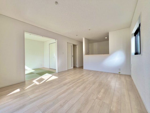 磐田市豊岡　の居間・リビング|キッチンからはリビング全体が良く見渡せる間取りになっています！家族の様子を見守りながら家事ができます。