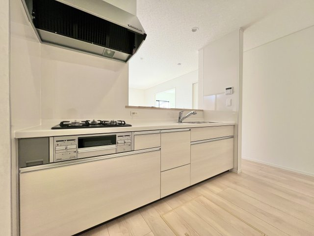 磐田市豊岡　のキッチン|広々としたキッチンは清潔感のある空間！毎日の食事の支度が楽しくなりそうですね！