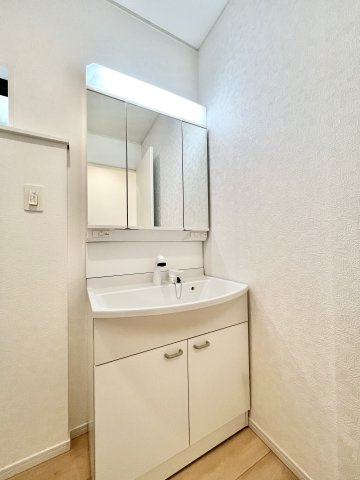 磐田市豊岡　の独立洗面台|掃除用具や洗剤のストック等はもちろん、ドライヤーやメイク道具など細々した物もスッキリと収納していただけます！