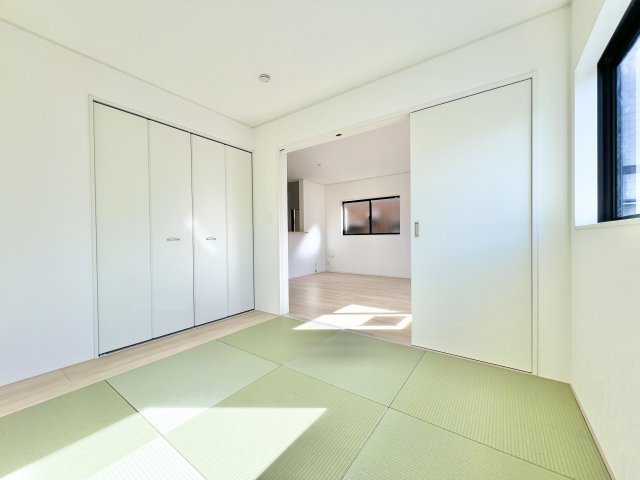 磐田市豊岡　の和室|客間やお昼寝スペースとしても使える和室です。リビングと一体利用ができ、ライフスタイルに合わせて活用できます。