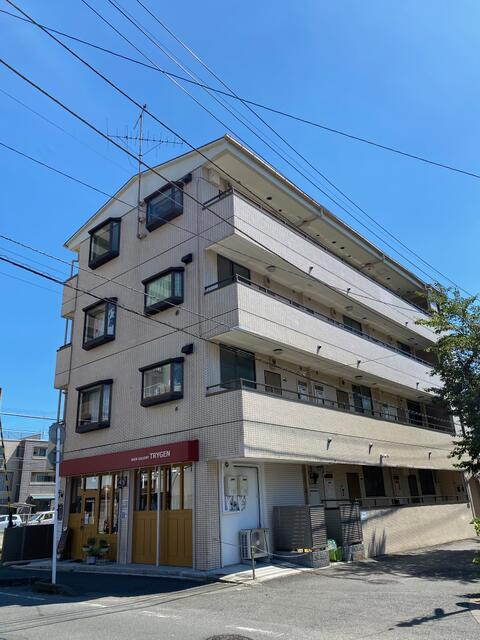 メゾンカワイの外観|１階店舗におしゃれな美容室あり