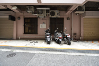 【駐車場】 | バイク置き場。空き区画の有無や駐輪料金、サイズおよび排気量規定などについては、改めてお問い合わせください。～即日のご見学可能～　お問合せはお気軽にどうぞ。
