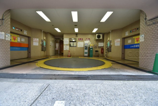 【駐車場】 | マンションの駐車場スペース。空きの有無や駐車料金、サイズ規定などについては、改めてお問い合わせください。～即日のご見学可能～　お問合せはお気軽にどうぞ。

