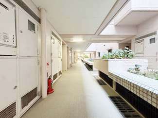 【その他共用部分】 | マンションの共用廊下です。きれいに清掃されています。周囲のお部屋の様子も、ぜひ伺ってみてください。～即日のご見学可能～　お問合せはお気軽にどうぞ。
