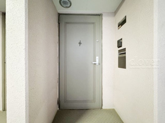 【その他共用部分】 | 皆様をお迎えする、お部屋の玄関ドア。開けやすさや開放角度、ドアノブの操作しやすさや鍵の形状などを、現地で一度ご確認ください。～即日のご見学可能～　お問合せはお気軽にどうぞ。