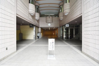 【エントランス】 | オートロックを備えた、マンションのエントランス。やはりセキュリティの観点は欠かすことができません。皆様を“安全”に送り出し、出迎えてくれます。～即日のご見学可能～　お問合せはお気軽にどうぞ。
