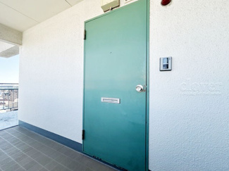 【その他共用部分】 | 皆様をお迎えする、お部屋の玄関ドア。開けやすさや開放角度、ドアノブの操作しやすさや鍵の形状などを、現地で一度ご確認ください。～即日のご見学可能～　お問合せはお気軽にどうぞ。
