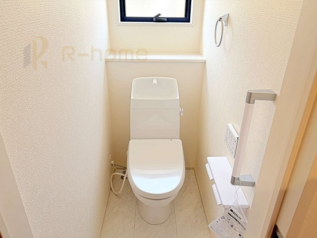 第1牛久市岡見町　新築戸建て　1号棟のトイレ|小窓が付いた明るいトイレ♪
温水洗浄便座付きです。