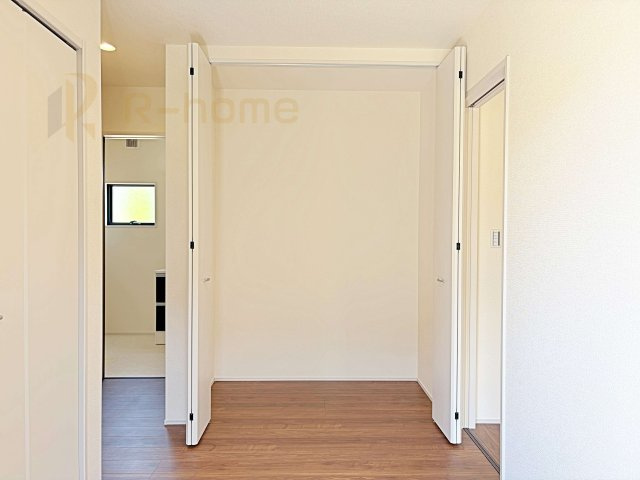 第1牛久市岡見町　新築戸建て　1号棟の収納|掃除用具などの収納に便利なホール収納！
