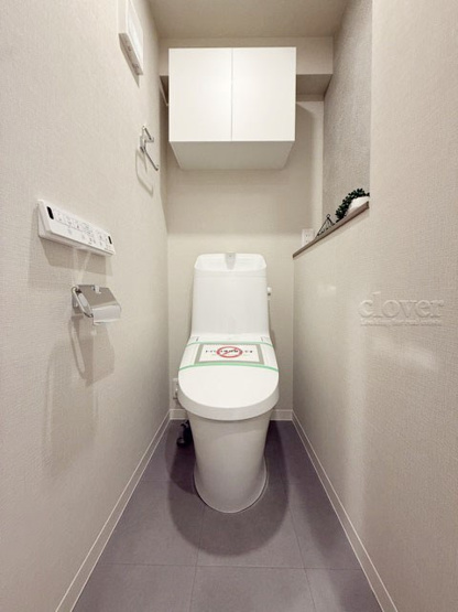 【トイレ】 | 都立大八雲マンション | 温水洗浄便座つき　上部に収納を備えたトイレです。自宅の中でも最もプライベートな空間だからこそ、ほしい「落ち着き」がここにあります。～即日のご見学可能～　お問合せはお気軽にどうぞ。