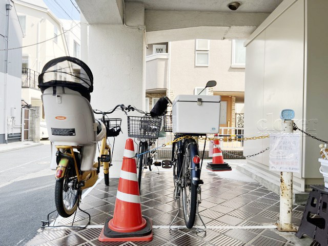 【駐輪場】 | 都立大八雲マンション | 自転車置き場。マンションの共用部にあたります。空きの有無や駐輪料金、各戸の台数制限などについては、改めてお問い合わせください。～即日のご見学可能～　お問合せはお気軽にどうぞ。
