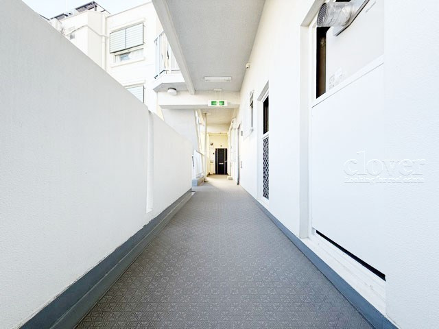 【その他共用部分】 | 都立大八雲マンション | 共用廊下です。ここもきれいに清掃されています。周囲のお部屋の様子も、ぜひ伺ってみてください。～即日のご見学可能～　お問合せはお気軽にどうぞ。