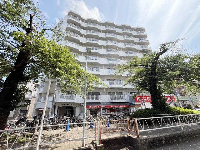 【外観】 | 都立大八雲マンション | 手入れの行き届いた外壁やエントランスなど、「見ればわかる」レベルで清潔感を保ったマンションです。築年数を感じさせない姿で皆様をお出迎えします。～即日のご見学可能～　お問合せはお気軽にどうぞ。
