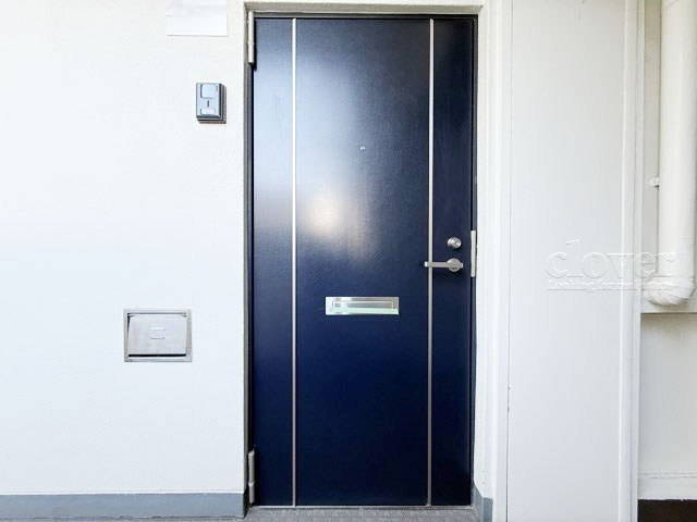 【その他共用部分】 | 都立大八雲マンション | 皆様をお迎えする、お部屋の玄関ドア。開けやすさや開放角度、ドアノブの操作しやすさや鍵の形状などを、現地で一度ご確認ください。～即日のご見学可能～　お問合せはお気軽にどうぞ。