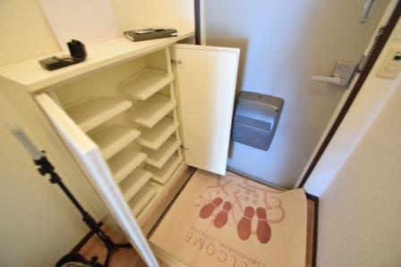 サンビレッジ藤原台B棟の玄関|下駄箱付きです