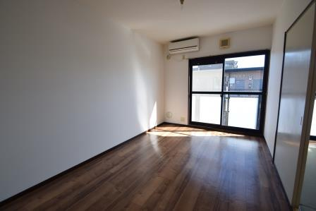 サンビレッジ藤原台B棟の設備|バルコニー側洋室にエアコン付きです