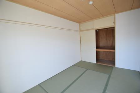 サンビレッジ藤原台B棟の収納|和室に押入れあります
