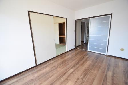 サンビレッジ藤原台B棟の居間・リビング|明るいリビングです