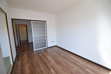 サンビレッジ藤原台B棟の居間・リビング|敷地内に駐輪場あります