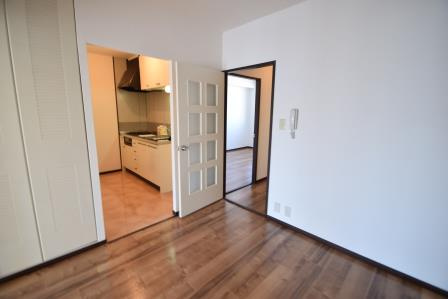 サンビレッジ藤原台B棟の居間・リビング|広いリビングです