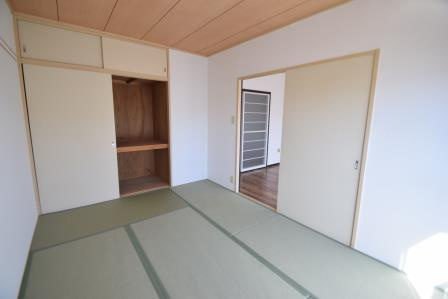 サンビレッジ藤原台B棟の寝室|明るい和室です