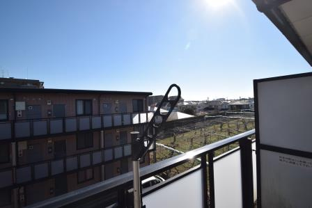 サンビレッジ藤原台B棟の展望|目の前に駐車場があります