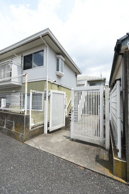 メゾンドコルテＡ棟　独立洗面台　室内洗濯機置き場　バストイレ別のエントランス