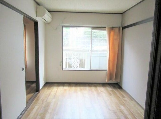 メゾンドコルテＡ棟　独立洗面台　室内洗濯機置き場　バストイレ別の居間・リビング