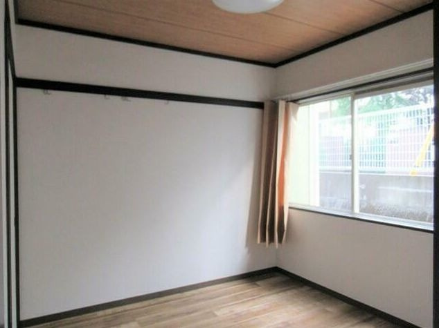 メゾンドコルテＡ棟　独立洗面台　室内洗濯機置き場　バストイレ別の内装