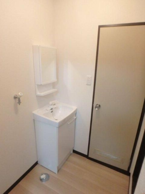 メゾンドコルテＡ棟　独立洗面台　室内洗濯機置き場　バストイレ別の洗面所