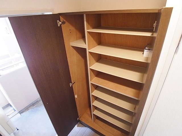 ロイヤルコート兵庫の玄関|大型シューズＢＯＸなので沢山収納できます