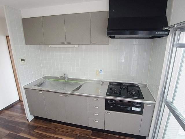 ロイヤルコート兵庫のキッチン|システムキッチン。ガス3口コンログリル付