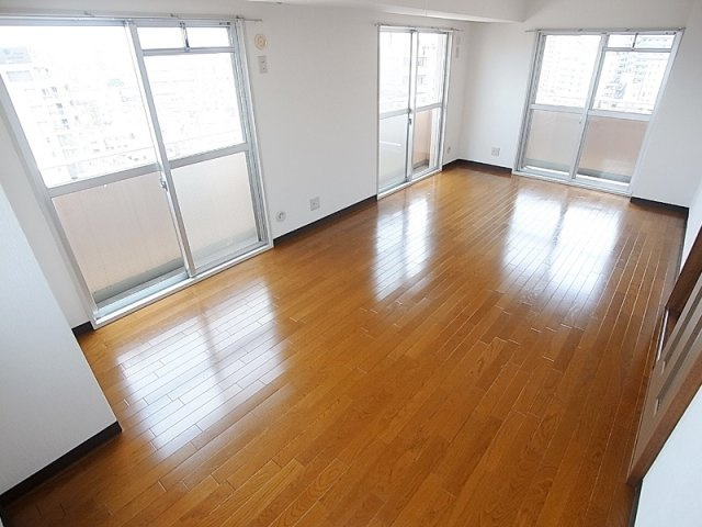 ロイヤルコート兵庫の居間・リビング|多面採光で非常に明るく、風通しも良好