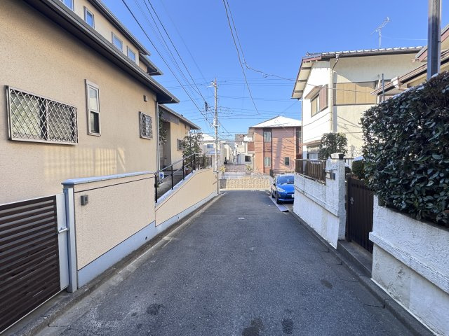 松戸市稔台7丁目53番の前面道路含む現地写真|北側前面道路