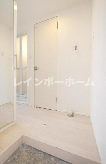 メゾン・プーラ菊川の玄関