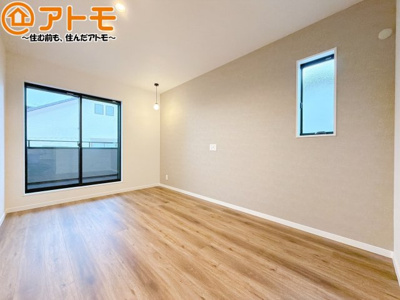 【寝室】 | 葵区新伝馬3　新築戸建　B区画 | バルコニーに面したお部屋なので、布団などの大きなものも楽々干せます♪