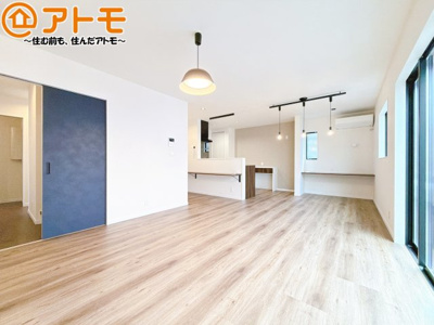 【居間・リビング】 | 葵区新伝馬3　新築戸建　B区画 | 日当たりのよいリビングは、一年を通してぽかぽかとしています。家族が自然と集まる空間になりそうですね♪