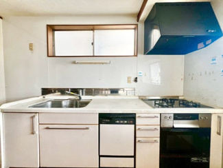 【キッチン】 | 【システムキッチン】システムキッチンがあります♪収納があるおかげでキッチンも広く利用できるのは、お料理される方の嬉しいポイント♪