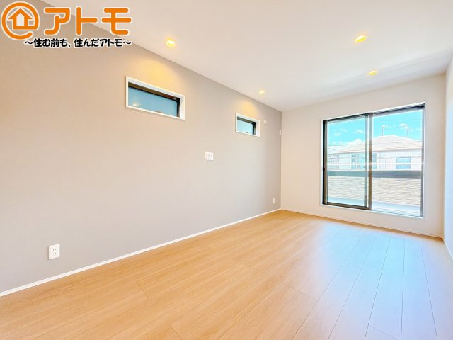 【寝室】 | 葵区与一6　新築戸建　H区画 | バルコニーに面したお部屋なので、布団などの大きなものも楽々干せます♪