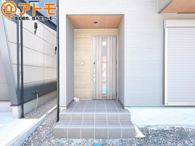 【玄関】 | 葵区与一6　新築戸建　H区画 | 落ち着いた色合いの玄関はダブルロックで防犯性に優れた仕様になっています♪