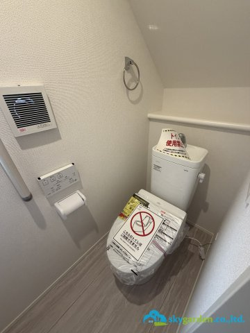 平塚市豊田宮下3期　新築戸建　全2棟1号棟のトイレ