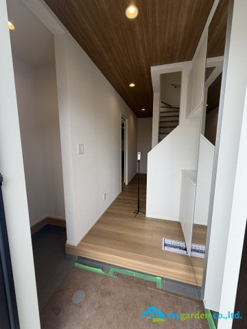 平塚市豊田宮下3期　新築戸建　全2棟1号棟の玄関